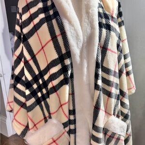 True North Cozy Plaid Wearable Fleece‎ Blanket with Pockets